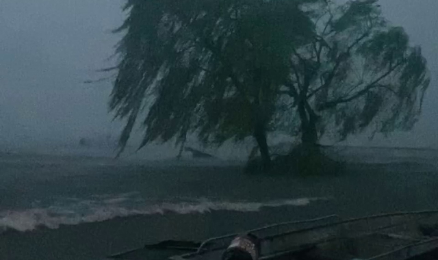 Il lago di Varese in burrasca, lo scorso luglio, alla Schiranna