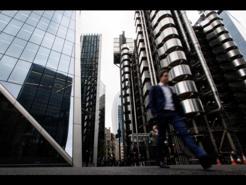 Borsa: Europa debole, Parigi chiude in calo dello 0,49%