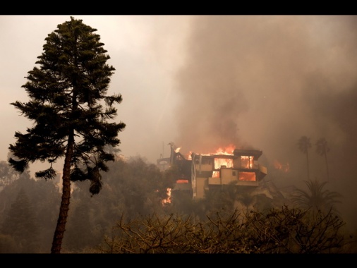 Salgono a 5 le vittime degli incendi a Los Angeles