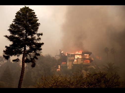 I principali incendi a Los Angeles ancora fuori controllo