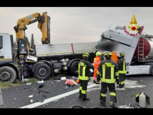 Incidente tra camion, muore operaio di un cantiere in A14