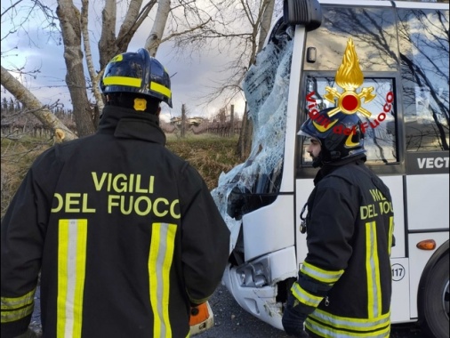 Albero cade su scuolabus nel Fiorentino