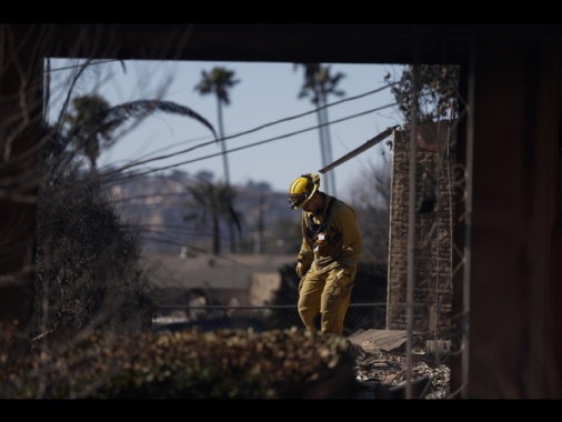 Los Angeles, tre persone arrestate per incendio doloso