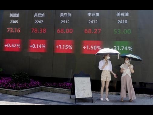 Borsa: Shanghai chiude a +0,28% in attesa Pil, Shenzhen a +0,44%