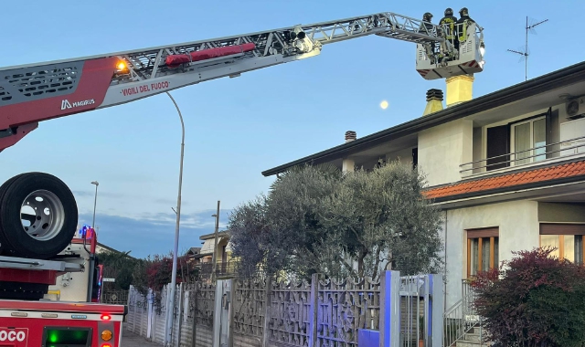 Fiamme in casa, paura ma nessun ferito