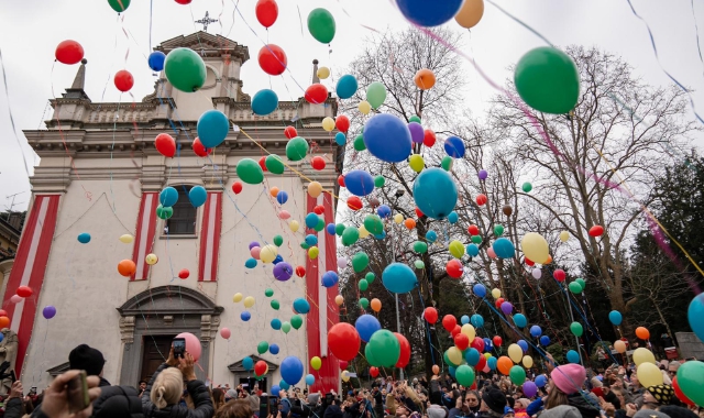 Il lancio dei palloncini in piazza della Motta  (foto Blitz)