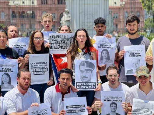 I venezuelani di Argentina protestano in Plaza de Mayo