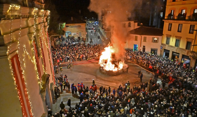 La festa di Sant’Antonio col tradizionale falò in piazza della Motta  (foto Blitz)