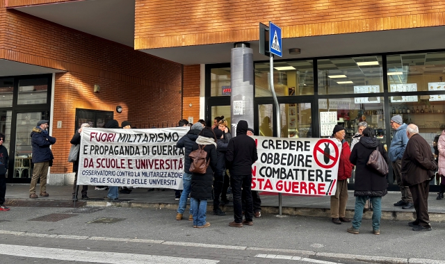 Gli striscioni all’ingresso dell’istituto Falcone 