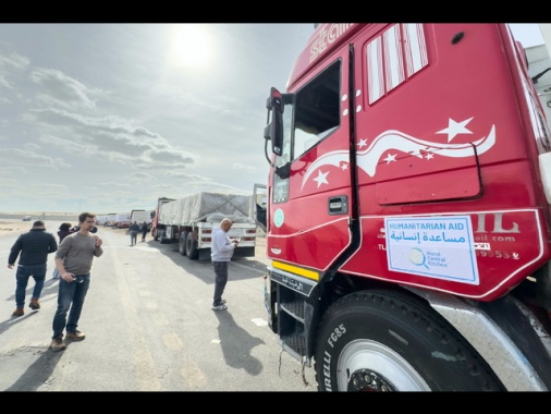 Primi camion entrano a Gaza dal valico di Rafah