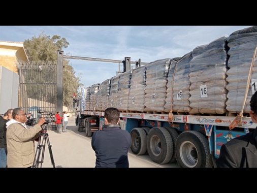 Biden, centinaia di camion di aiuti stanno entrando a Gaza