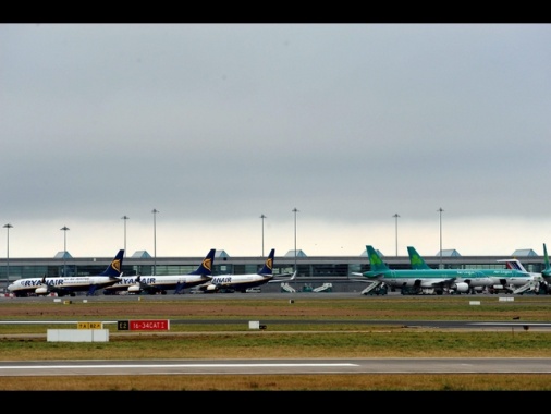 Tempesta Eowyn sull'Irlanda, a Dublino cancellati 230 voli