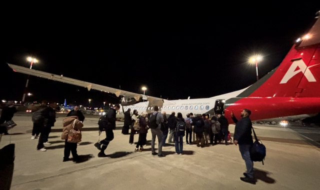 I passeggeri del volo Fiumicino-Malpensa alla partenza (Foto Deriu)