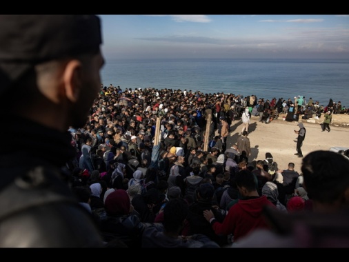 Palestinesi sfollati cominciano a tornare al nord di Gaza