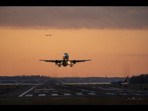 Aereo si scontra con elicottero e cade in fiume a Washington