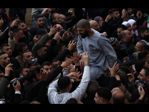 Bus con palestinesi liberi accolti a Ramallah da ovazioni