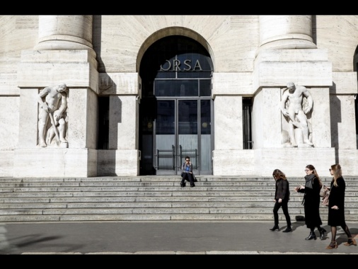 Borsa: Milano in rialzo, in luce Generali, frenano le banche