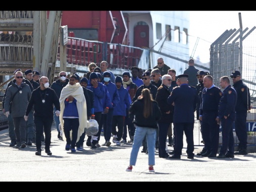 Sospesi i trattenimenti per 20 migranti in Albania