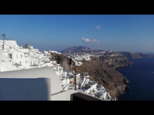 Sciame sismico a Santorini, quasi 9mila persone lasciano isola