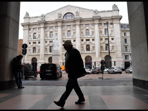 Borsa: Milano apre in rialzo, +0,35%