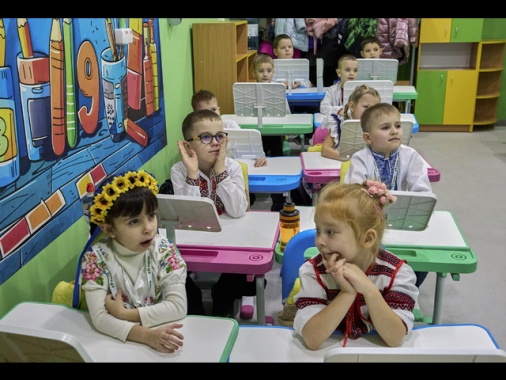 A Mariupol i bambini costretti a ringraziare i soldati russi