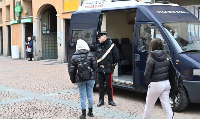 I controlli dei carabinieri con impiego della stazione mobile nel centro di Varese  (foto Blitz)