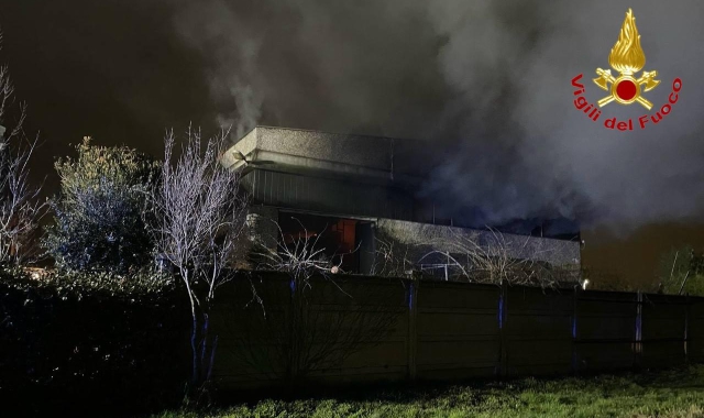 Fiamme in una ditta plastica, allarme a Caronno Pertusella