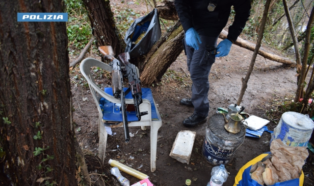 I poliziotti nell’accampamento dello spaccio