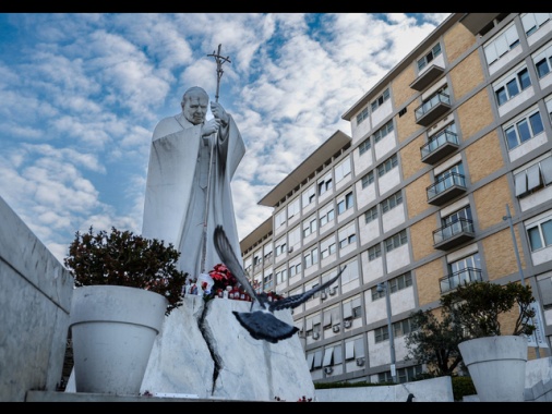 Il Papa, crisi emergenziale rientrata, somministrato ossigeno