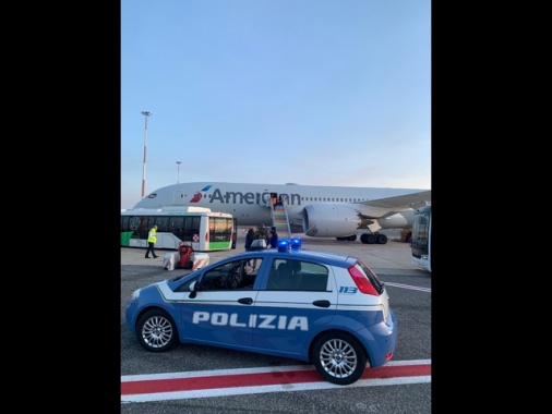 Allarme bomba, controlli negativi sull'aereo a Fiumicino