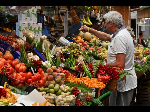 I prezzi corrono, la spesa delle famiglie a -9% da pre-covid