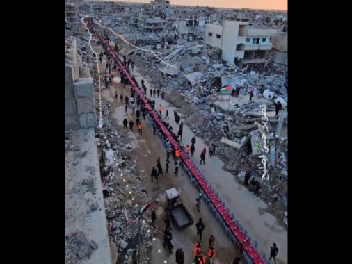 Gaza, un lungo tavolo tra le macerie per la cena di Ramadan