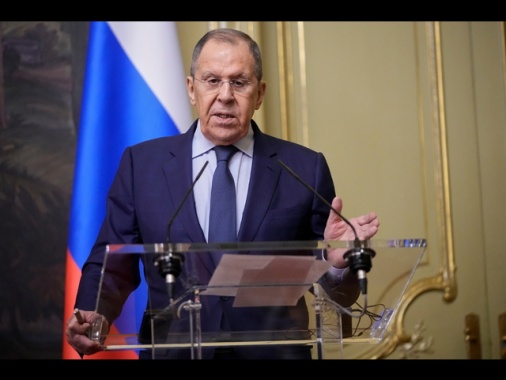 Lavrov paragona Macron a Hitler e Napoleone