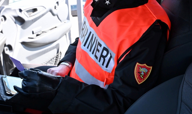 La rapina è avvenuta in un palazzo a pochi passi dal centro di Tradate: i malviventi sarebbero stati fermati