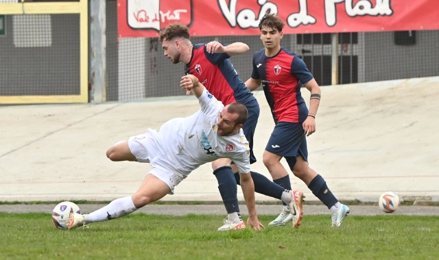 Un’azione del Città di Varese contro il Vado (1-0)