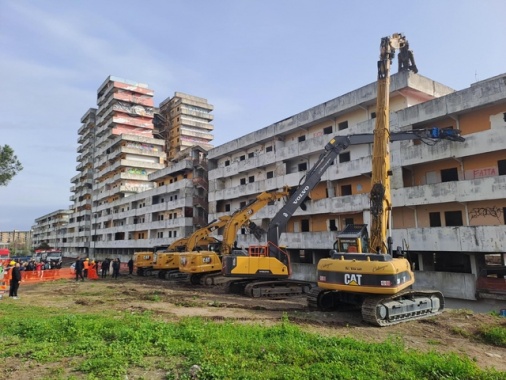 Al via la demolizione della Vela Gialla di Scampia