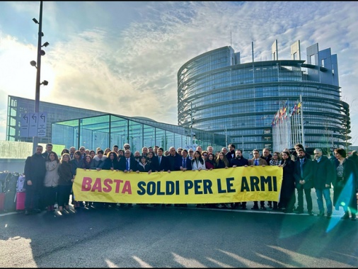 Eurocamera,Conte e delegazione M5S con cartelli contro il riarmo