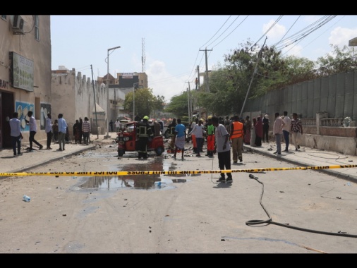 Bombe di al-Shabaab in un hotel in Somalia, almeno 10 morti