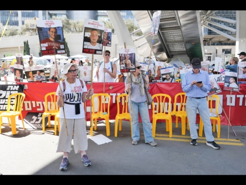 Famiglie ostaggi protestano a Tel Aviv e accusano il governo