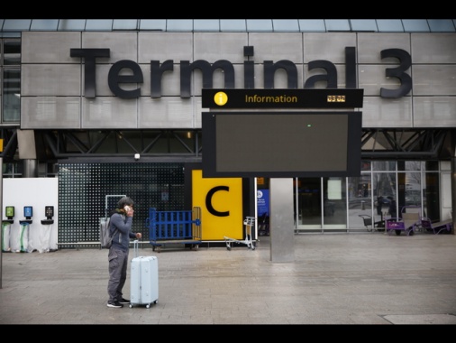 Media, decollato il primo volo da Heathrow dopo l'incendio