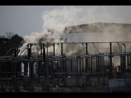 Media, decollato il primo volo da Heathrow dopo l'incendio