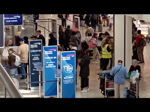 Heathrow rafforza il personale, oggi 10.000 passeggeri in più