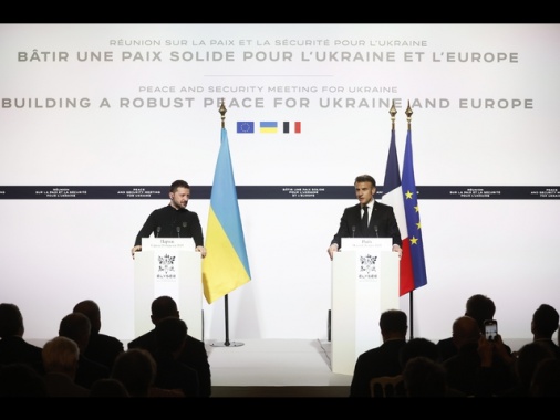 Macron annuncia altri 2 miliardi di aiuti militari a Kiev