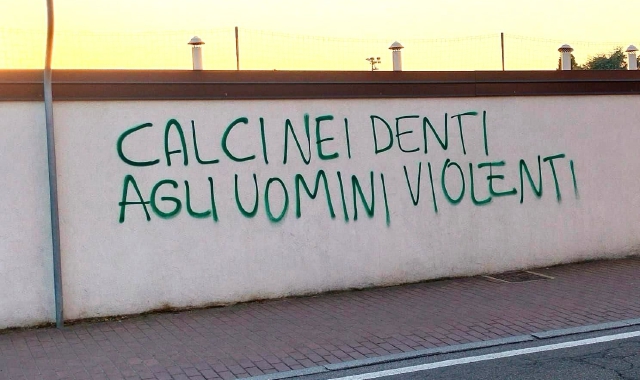 La scritta sul muro del centro giovanile Monsignor Ugo Ronchi (foto Domenico Ghiotto)