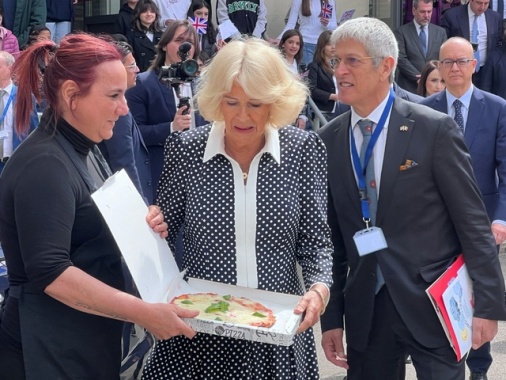 Camilla in visita in una scuola romana, in regalo una pizza