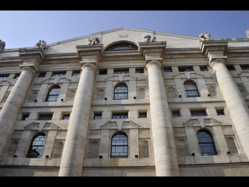 Borsa: Milano chiude debole (-0,71%), pesano banche e Stellantis