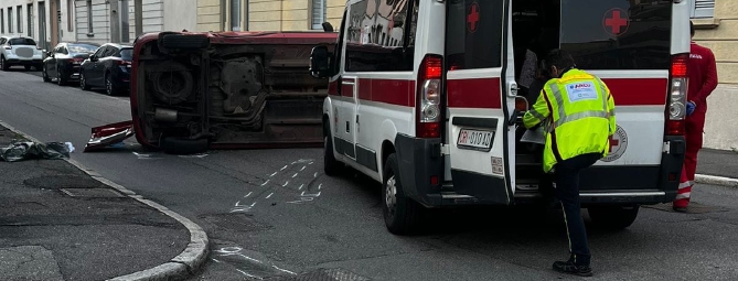 Busto, auto ribaltata: a bordo donna con quattro bambini