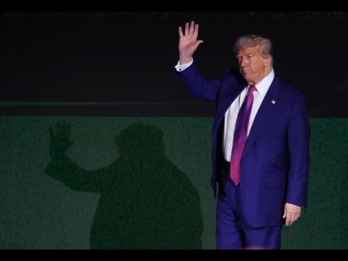 Trump vede presidente siriano Jolani, 'fai pace con Israele'