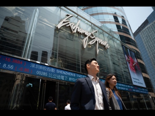 Borsa: Hong Kong negativa, apre a -0,31%