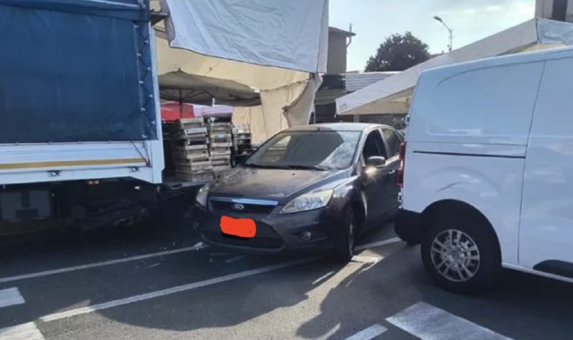 «A zig zag tra i banchi»: auto finisce dentro il mercato